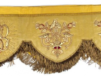 Vente aux enchères Garniture d'autel en soie or. broderie en or et écarlate aux chardons 