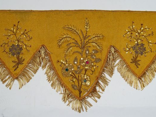 Bordure d'autel en soie or brodée de sequins et de strass, motifs de f