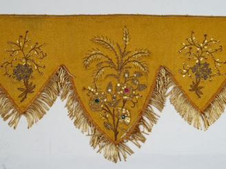 Vente aux enchères Bordure d'autel en soie or brodée de sequins et de strass, motifs de f