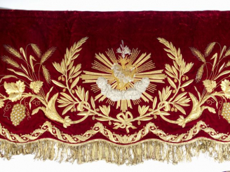 Vente aux enchères Devant d'autel en velours rouge. Larges broderies or de vignes avec gr