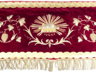 Vente aux enchères Devant d'autel en velours rouge. Broderies en or de vignes, blés et gr