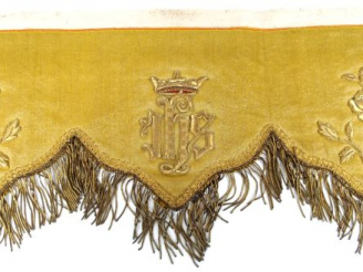 Vente aux enchères Garniture d'autel en soie or brodée de roses d'or en relief. Au centre