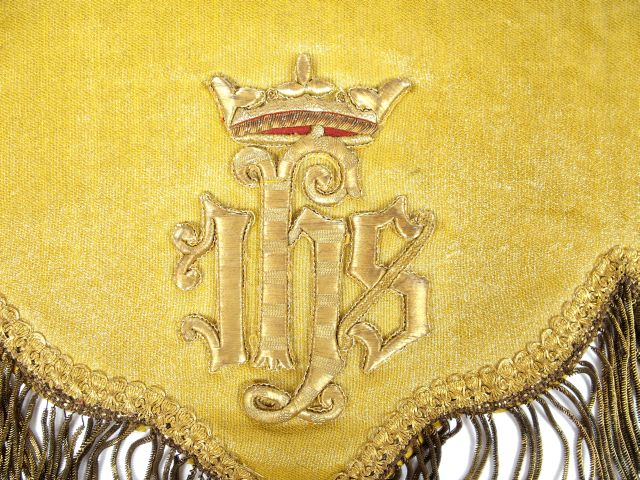 Garniture d'autel en soie or brodée de roses d'or en relief. Au centre