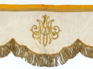 Garniture d'autel en soie crème et bordure orange frangée d'or. Monogr