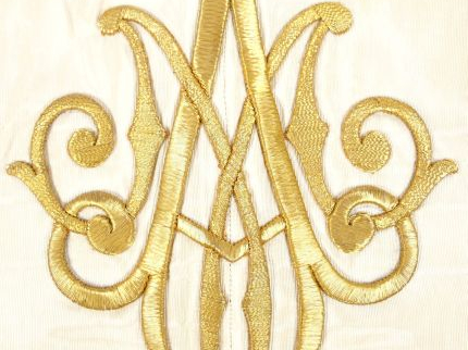 Garniture d'autel en soie crème et bordure orange frangée d'or. Monogr