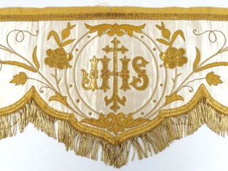 Vente aux enchères Garniture d'autel blanche frangée d'or et brodée de vignes, de grappes