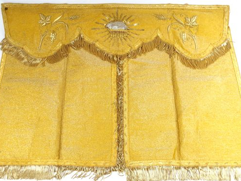 Encadrement d'icône ou de reliquaire en soie jaune frangée d'or. Brode