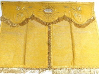 Vente aux enchères Encadrement d'icône ou de reliquaire en soie jaune frangée d'or. Brode