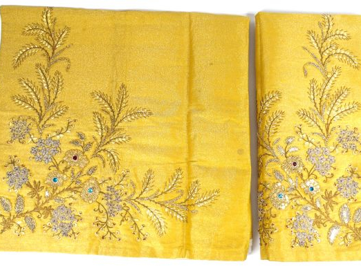 Paire de voiles en soie jaune brodés, dans un angle d'or, de strass et