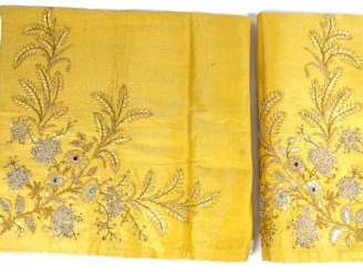 Vente aux enchères Paire de voiles en soie jaune brodés, dans un angle d'or, de strass et