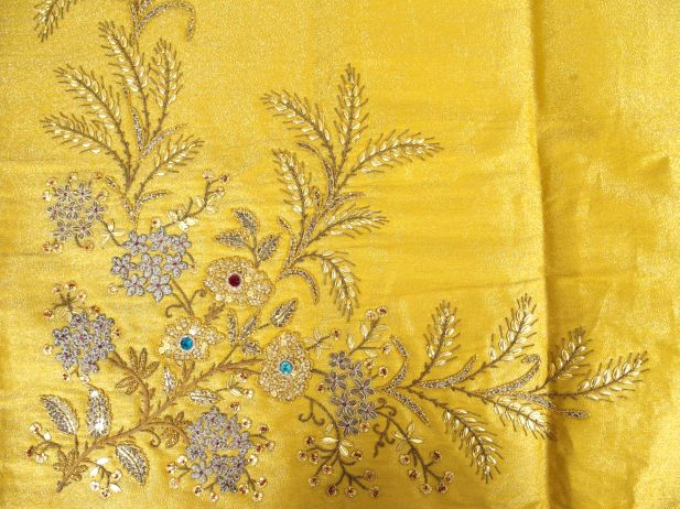 Paire de voiles en soie jaune brodés, dans un angle d'or, de strass et
