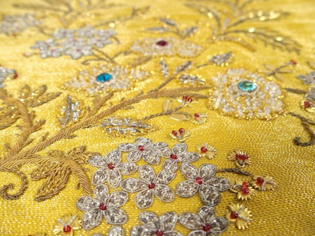 Paire de voiles en soie jaune brodés, dans un angle d'or, de strass et