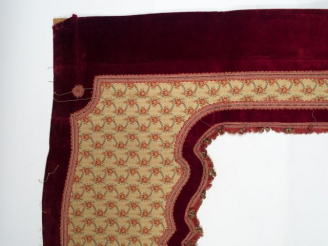 Vente aux enchères Garniture de cheminée en tapisserie et velours rouge avec pompons. 165