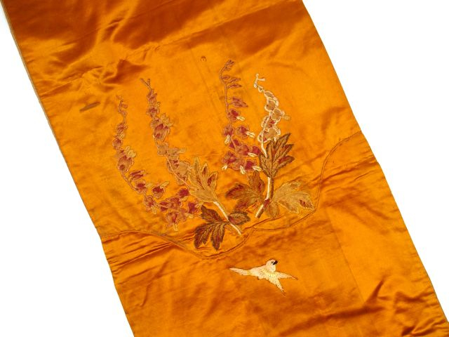 Lot de rideaux et tentures en soie orange brodées de fleurs, d'oiseaux