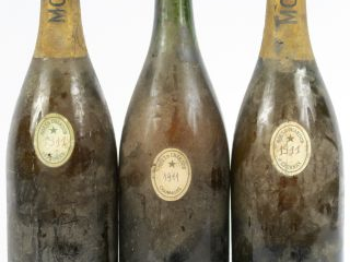 3 BOUTEILLES CHAMPAGNE MOËT   CHANDON MILLESIME MANUSCRIT 1911 - 1 COI