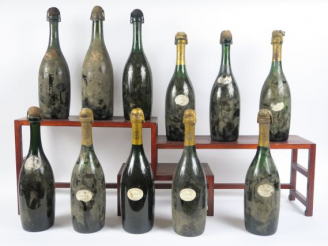 Vente aux enchères 11 BOUTEILLES LE MESNIL MOËT   CHANDON - 1959 - 7 COLLERETTES ILLISIBL