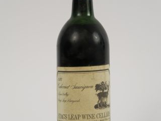 1 BOUTEILLE STAGS LEAP WINE CELLARS - 1976 - HEP/CAPS LEGER CORRODEE