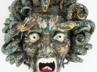 E. FATTARINO. Sculpture en céramique émaillée 'tête de gorgonne'. Sign