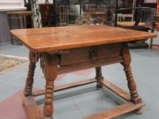 Table Suisse XVIIIème en noyer
