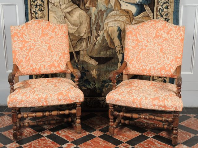 Paire de fauteuils de style Louis XIII en bois naturel, mouluré et scu