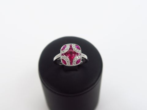 Bague en or gris, sertie de rubis et brillants. Poids tel : 4 g