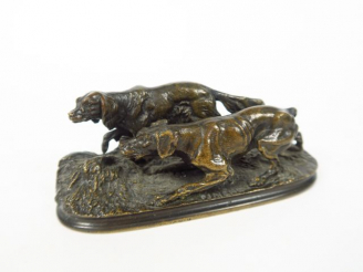 Vente aux enchères P. J. MENE "Epagneuls à l'affût". Groupe en bronze à patine brune Sign