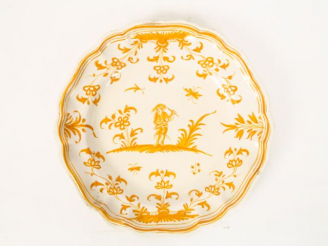 Vente aux enchères Assiette en faïence de Moustiers XVIIIème, décor de grotesque en camaï