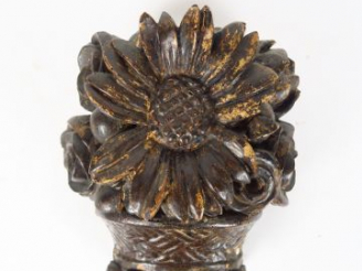 Vente aux enchères Elément en bois sculpté XVIIIème "panier de fleurs" Dim. 28 x 24 cm