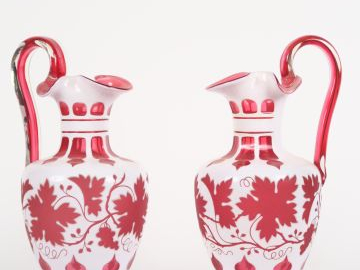 Paire d'aiguières en cristal d'Overlay blanc et rubis à décor de pampr