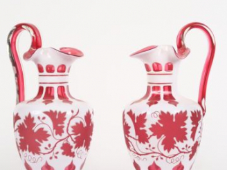 Vente aux enchères Paire d'aiguières en cristal d'Overlay blanc et rubis à décor de pampr