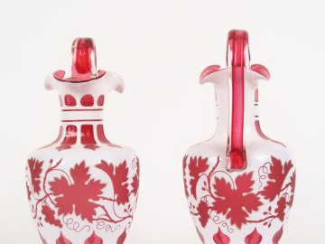 Paire d'aiguières en cristal d'Overlay blanc et rubis à décor de pampr