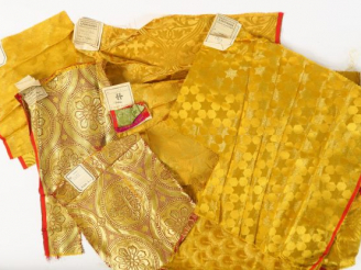 Vente aux enchères Suite de 10 documents textiles liturgiques, brodés.  XXème siècle, mod