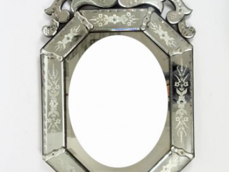 Vente aux enchères Miroir à pans coupés en verre de Venise Dim. 112 x 63 cm