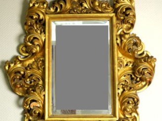 Vente aux enchères Glace début XIXème de style italien en bois sculpté, doré et ajouré à 