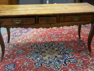 Vente aux enchères Table bureau Louis XV en merisier ouvrant à trois tiroirs en ceinture,