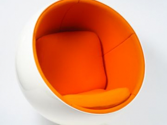 Vente aux enchères Fauteuil 'Ball chair' en plastique blanc, tissu orange, bon état