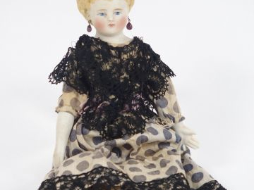 Petit poupée type Parian à la chevelure moulée blonde, un bras non d'o