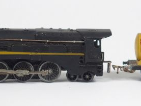 Locomotive HO JEP 232 avec un wagon citerne, état d'usage (manque le t