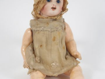 Montée sur un corps de bébé allemand, petite tête française de fabrica