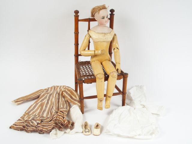 Poupée de mode Gautier, tête porcelaine présentant un fel à l'arrière 