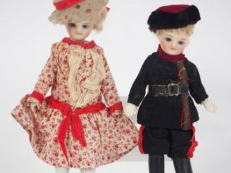Vente aux enchères Couple de mignonettes type française costume d'origine cousus sur la p