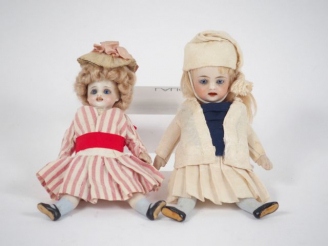 Vente aux enchères Lot de deux mignonettes allemandes, l'une aux bas bleu, l'autre chauss