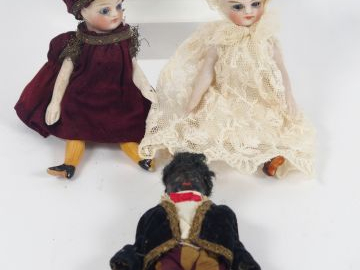 Lot de 3 mignonettes en état d'usage une avec pied cassé, 2 de type fr