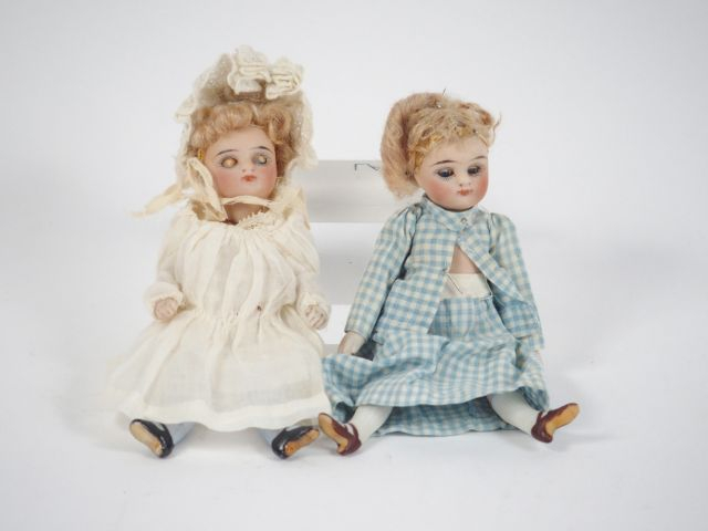 2 mignonettes Simon et Halbig une aux bas bleu, l'autre type francaise