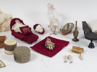 Vente aux enchères Lot d'accessoires pour mignonettes : mobilier en bois ou carton, un pe