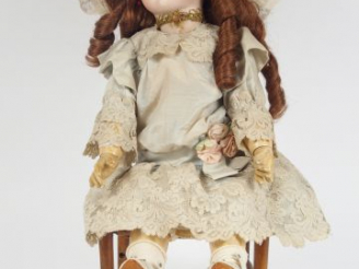 Vente aux enchères Poupée tête porcelaine de marque de Namur, défaut de cuisson important