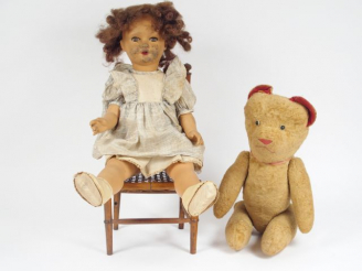 Vente aux enchères Lot : ours et la poupée en terre de pipe fin des années 45-48. 55 cm v