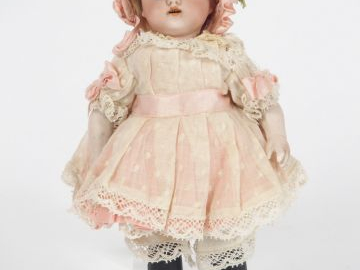 Mignonette allemande Simon et Halbig entièrement en porcelaine, vêteme