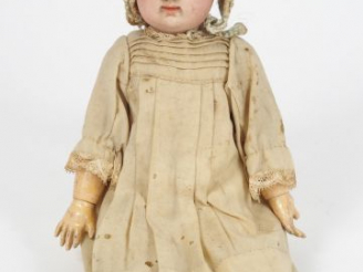 Vente aux enchères Petite poupée gravement accidentée à la tête, avec manque, marque Rabe