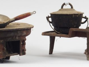 2 cuisinières en fonte en état d'usage avec manque